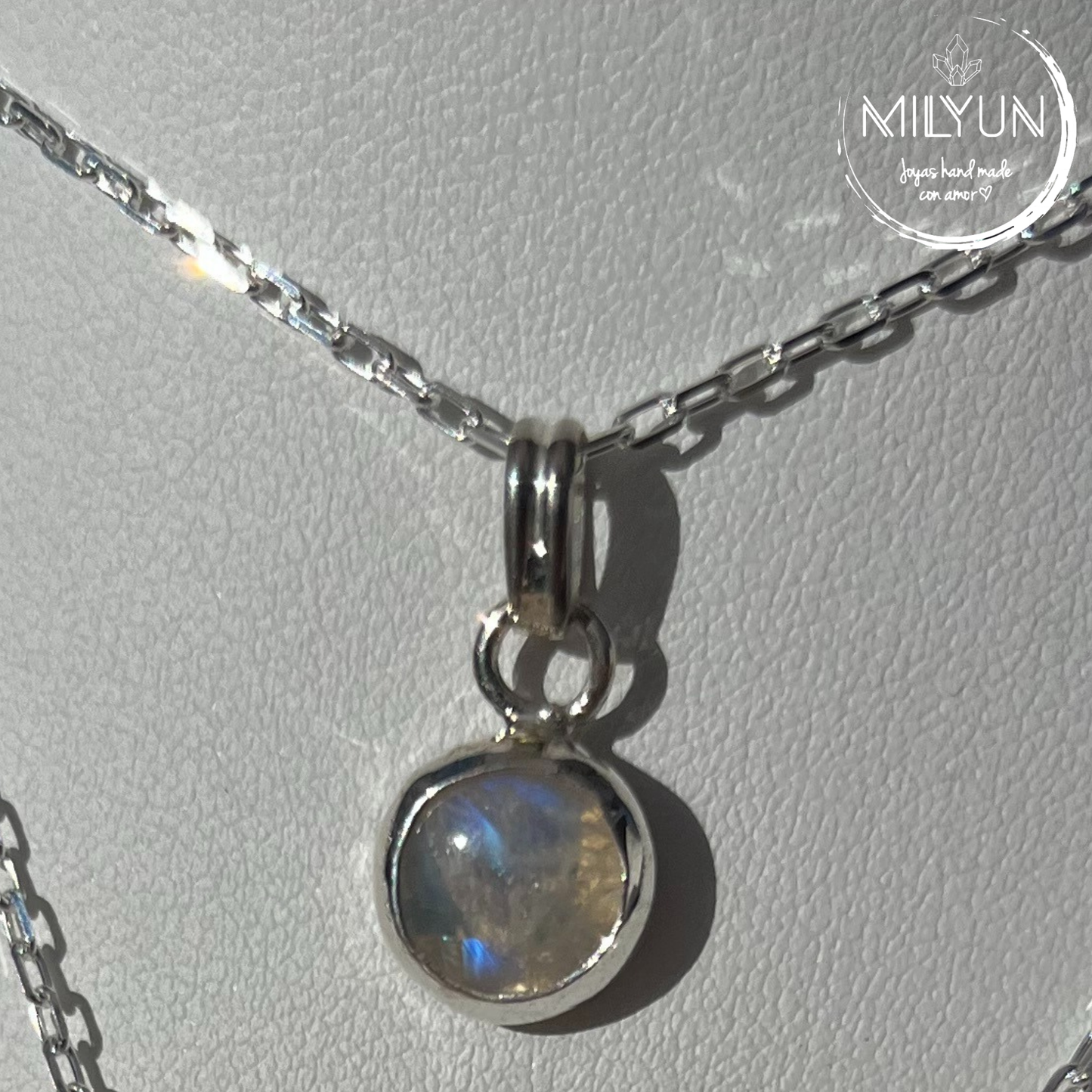 Dije simple de plata de 980 disponible en diversos minerales.