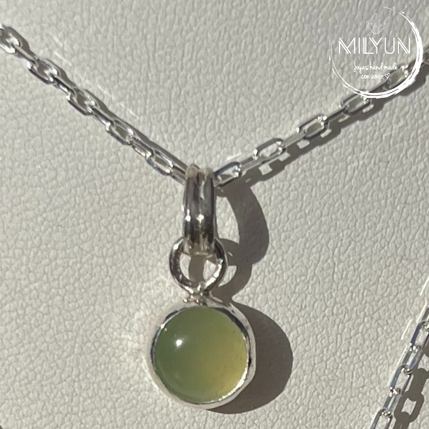Dije simple de plata de 980 disponible en diversos minerales.