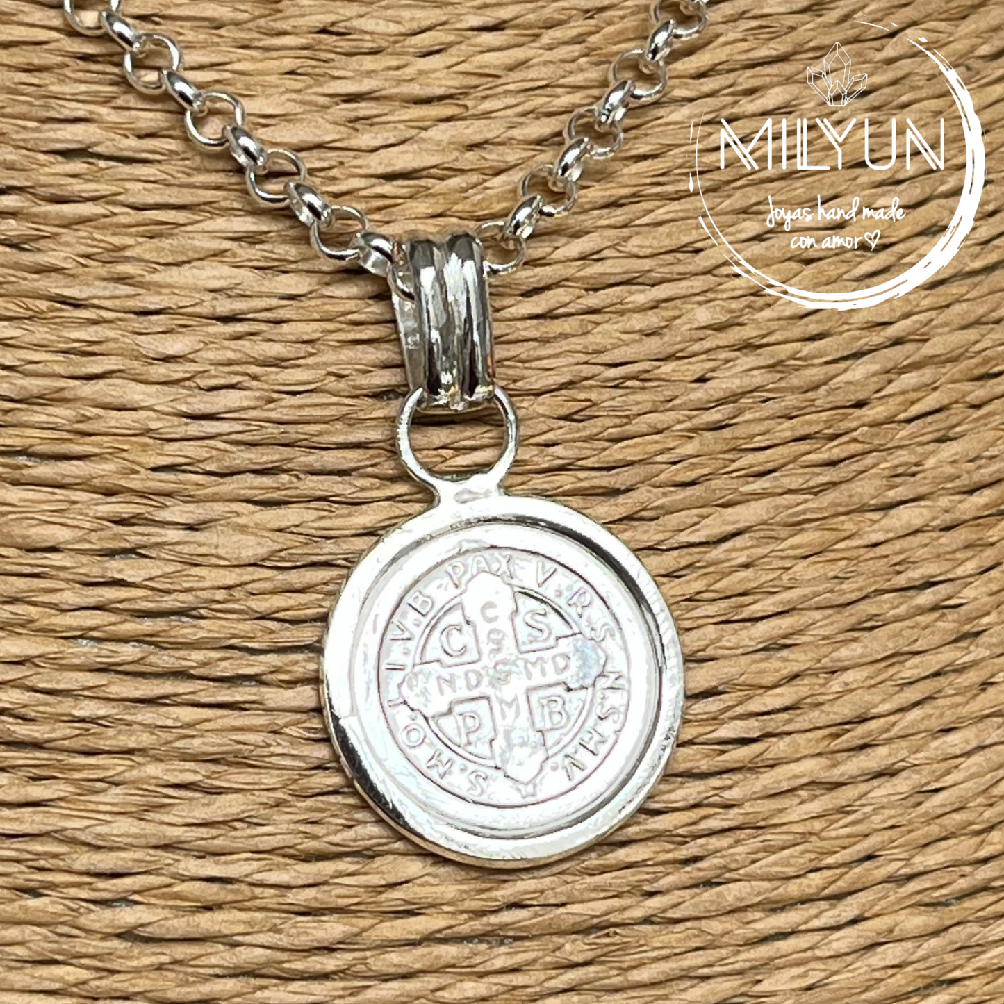 Dije medalla de San Benito.