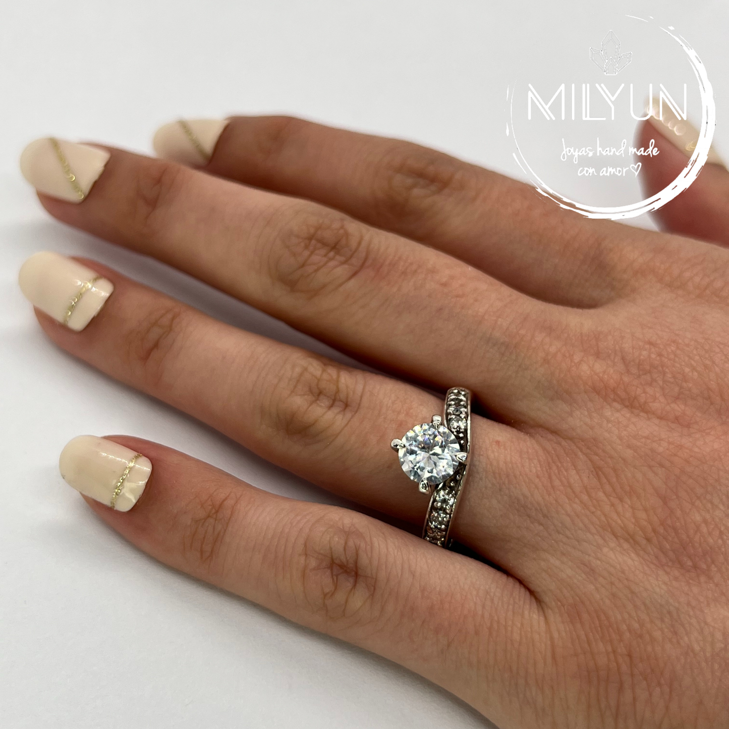 Anillo Zircon Solitario y destellos.