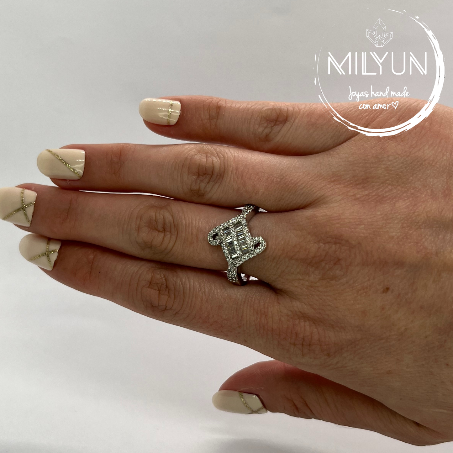 Anillo zircones rombo