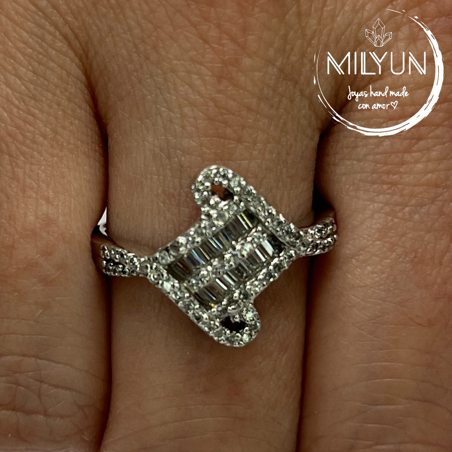 Anillo zircones rombo