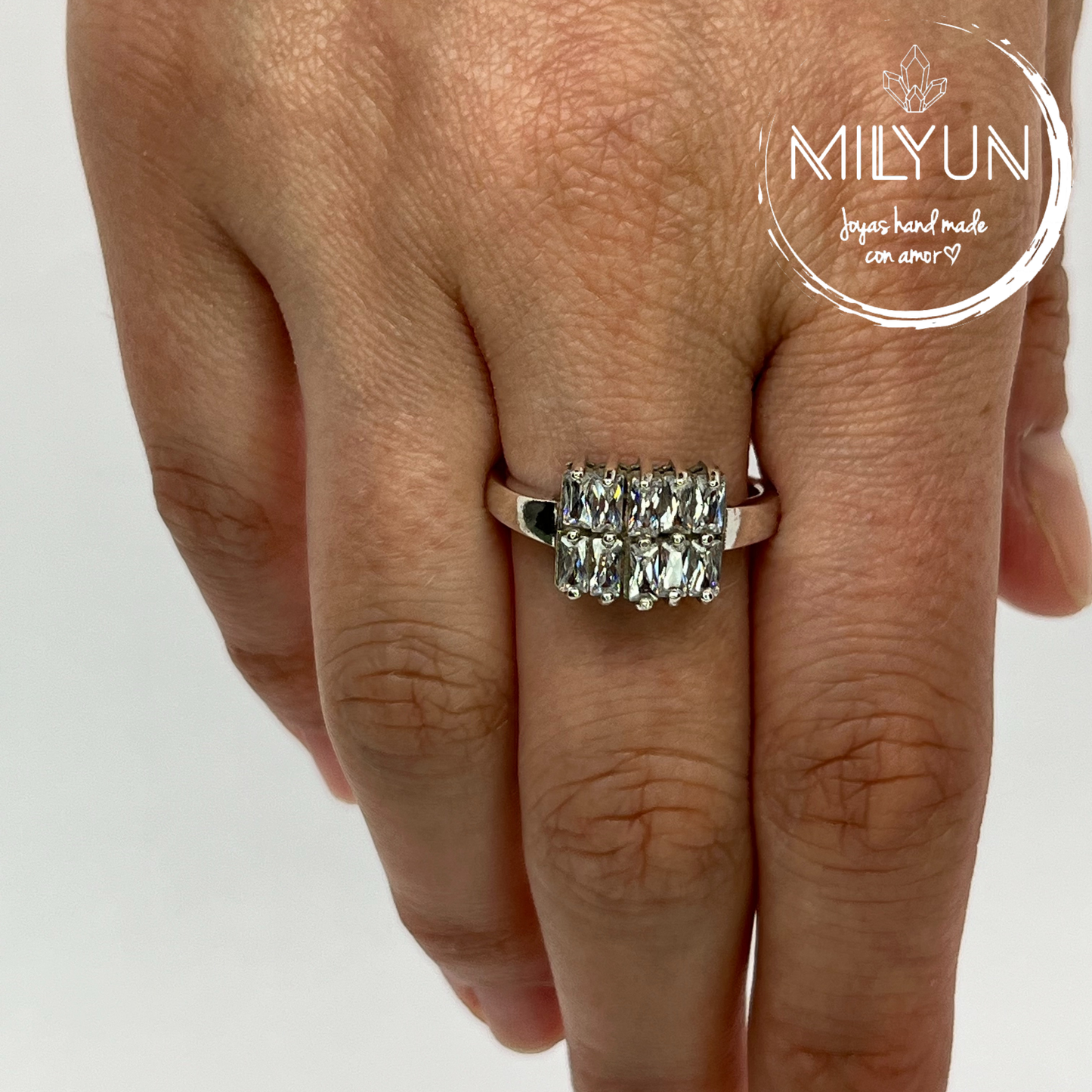 Anillo zircones rectangulares.