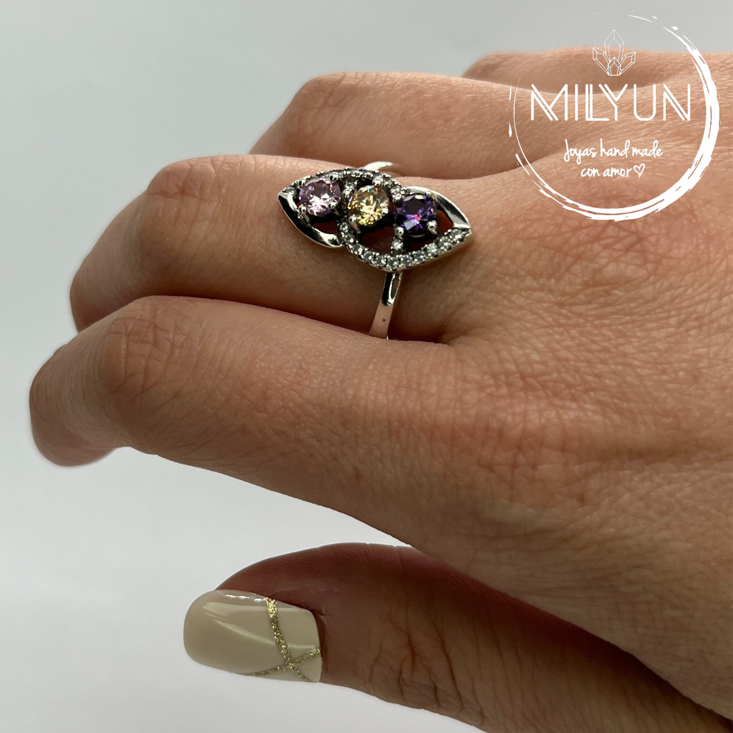 Anillo con cristales naturales facetados.