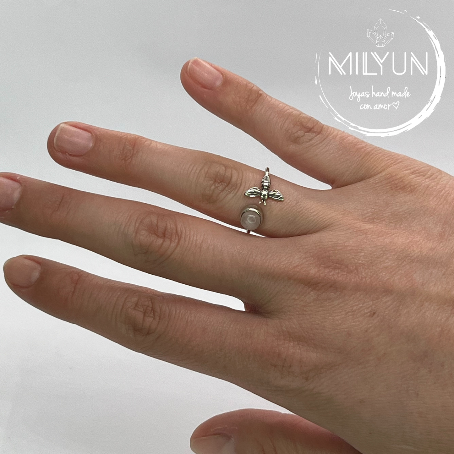 Anillo de plata ajustable con detalle de Abeja y Cuarzo rosa.