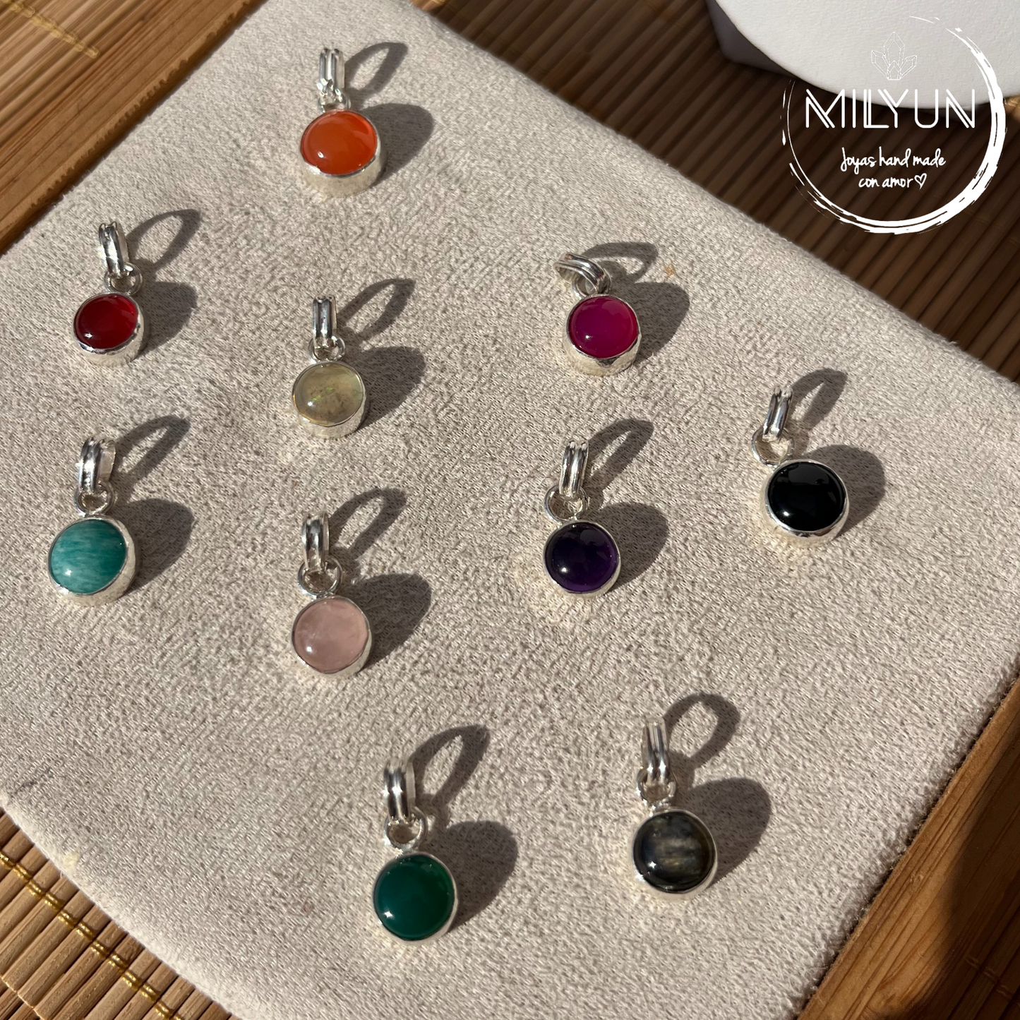 Dije simple de plata de 980 disponible en diversos minerales.