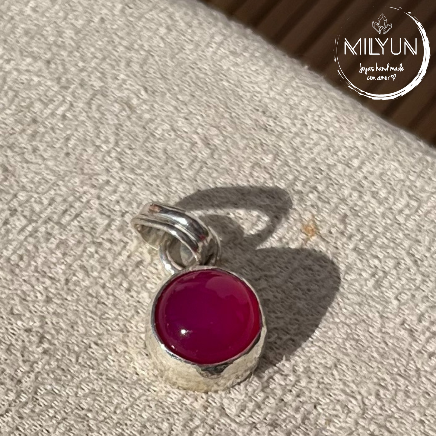 Dije simple de plata de 980 disponible en diversos minerales.
