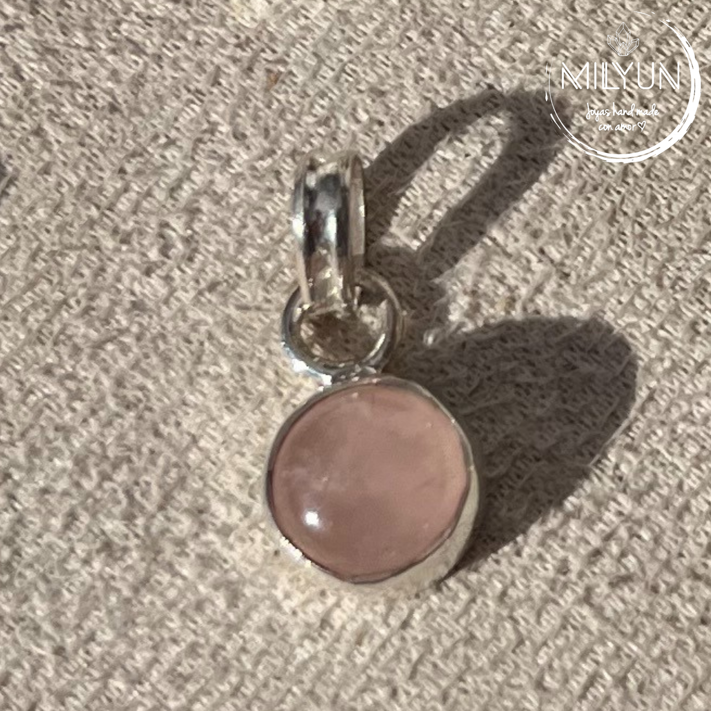 Dije simple de plata de 980 disponible en diversos minerales.