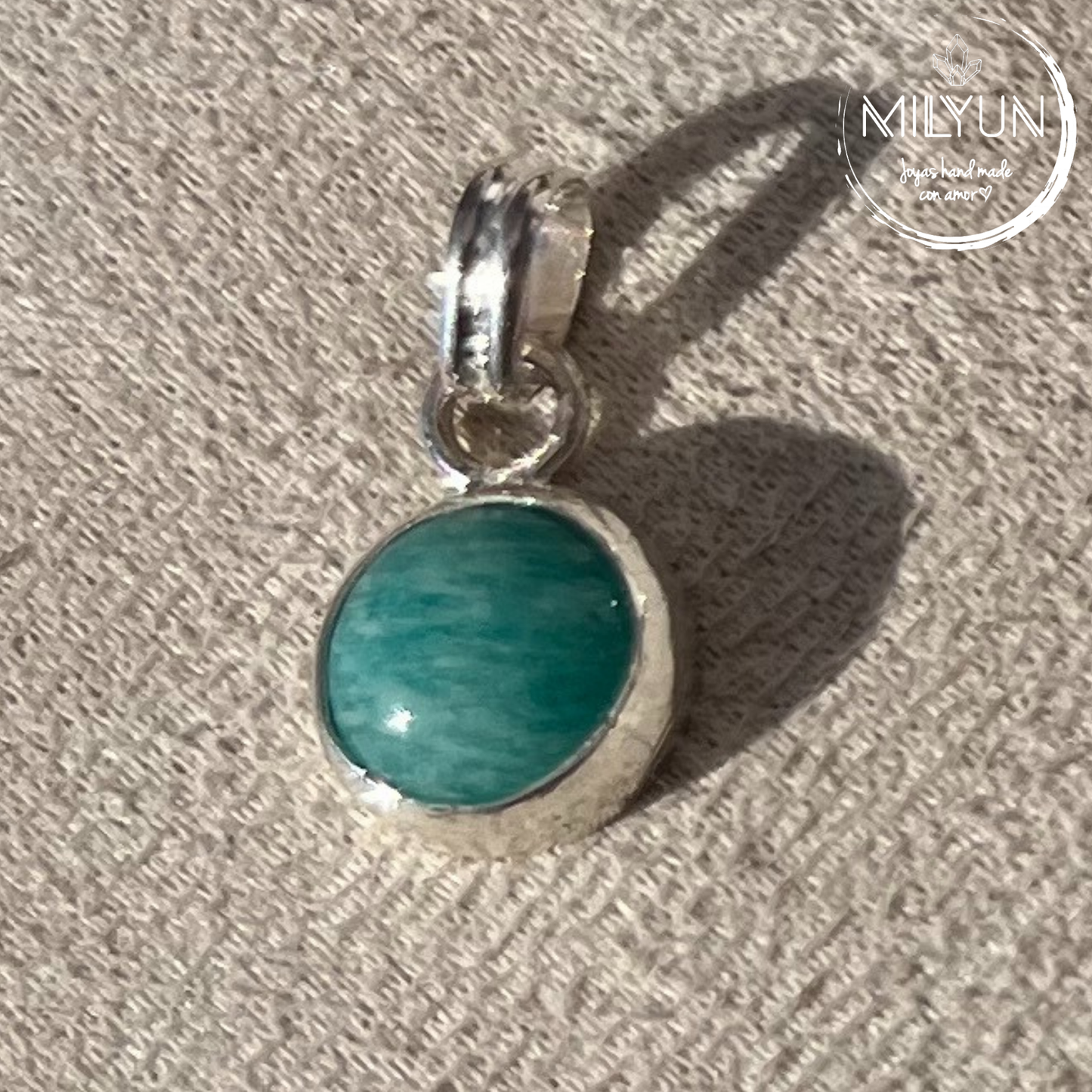 Dije simple de plata de 980 disponible en diversos minerales.