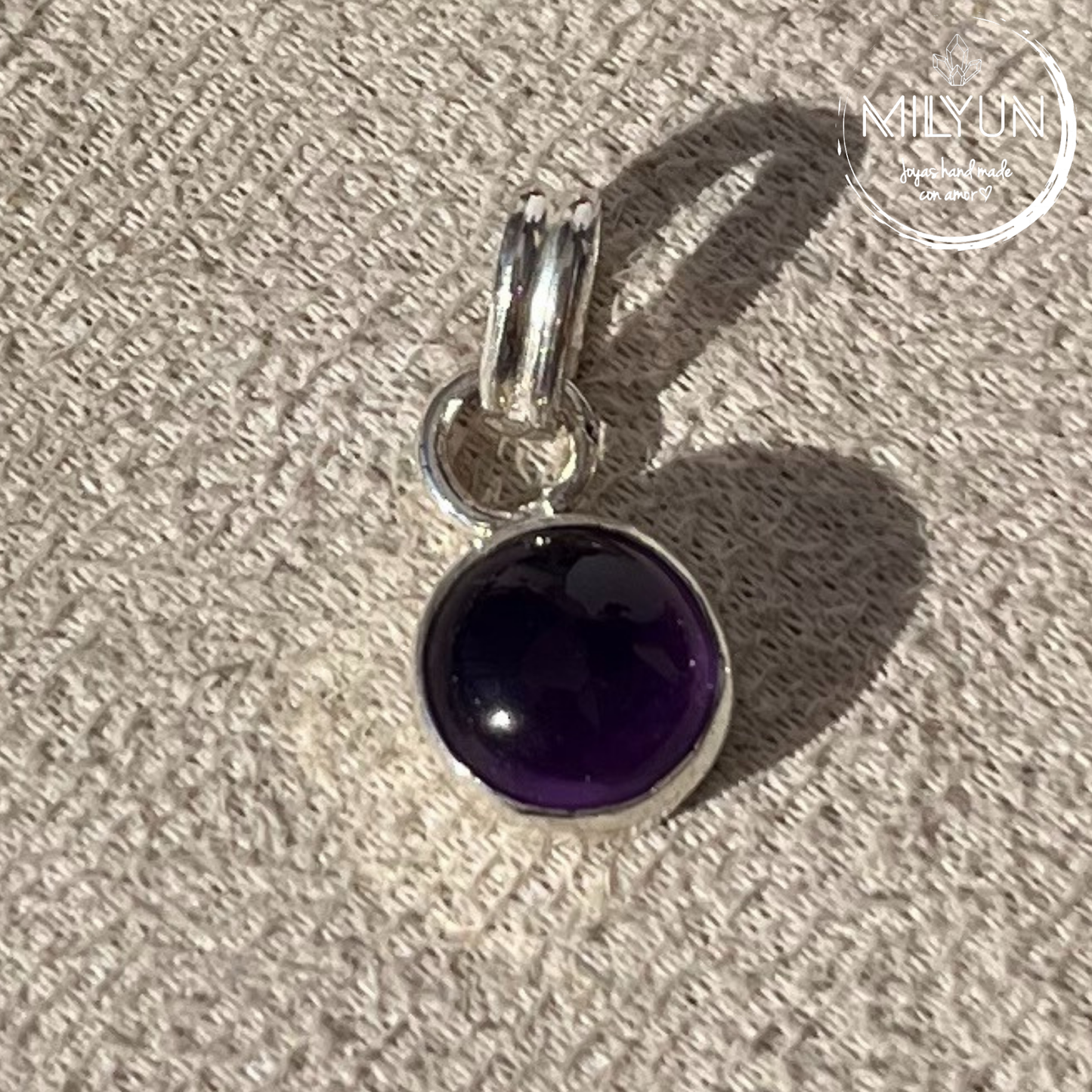 Dije simple de plata de 980 disponible en diversos minerales.