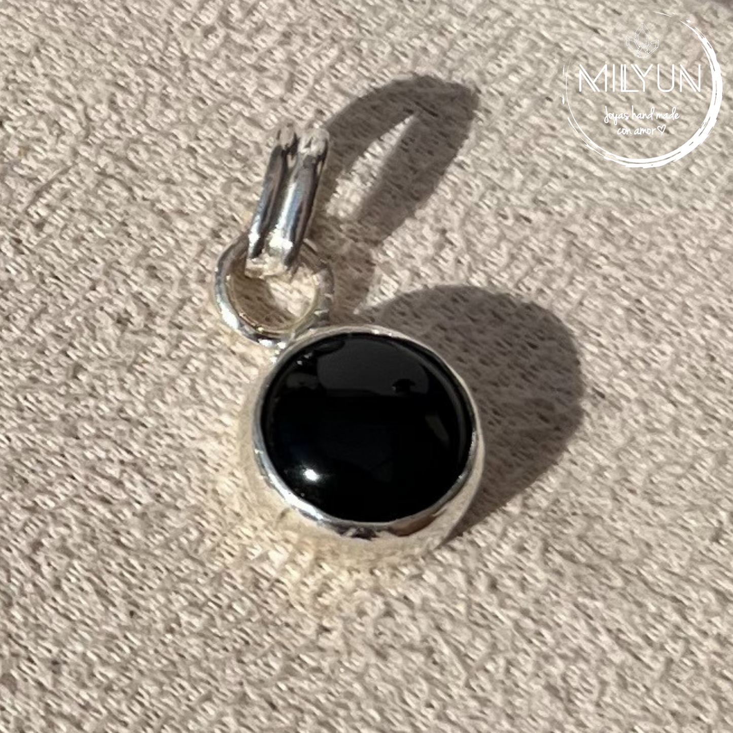 Dije simple de plata de 980 disponible en diversos minerales.