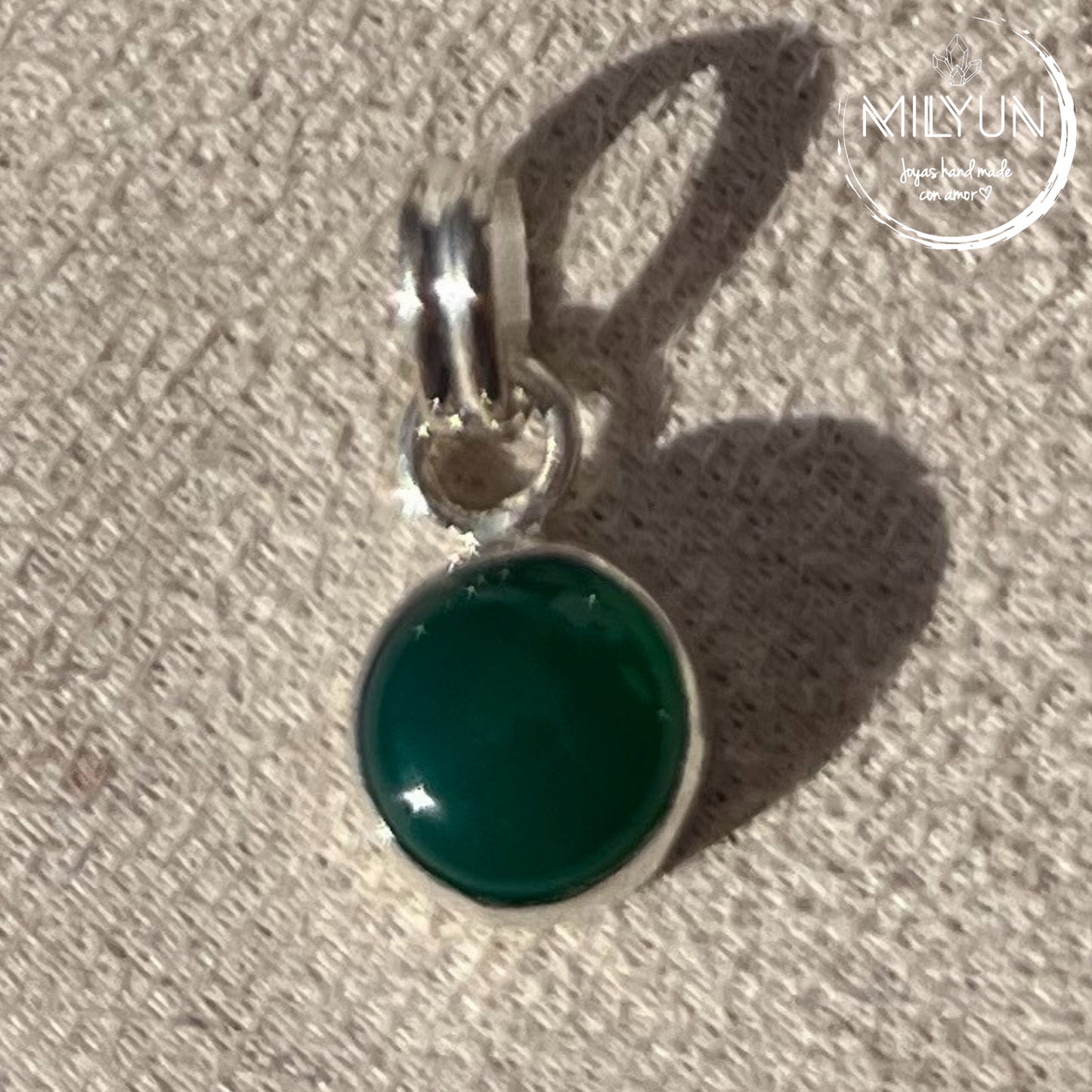 Dije simple de plata de 980 disponible en diversos minerales.