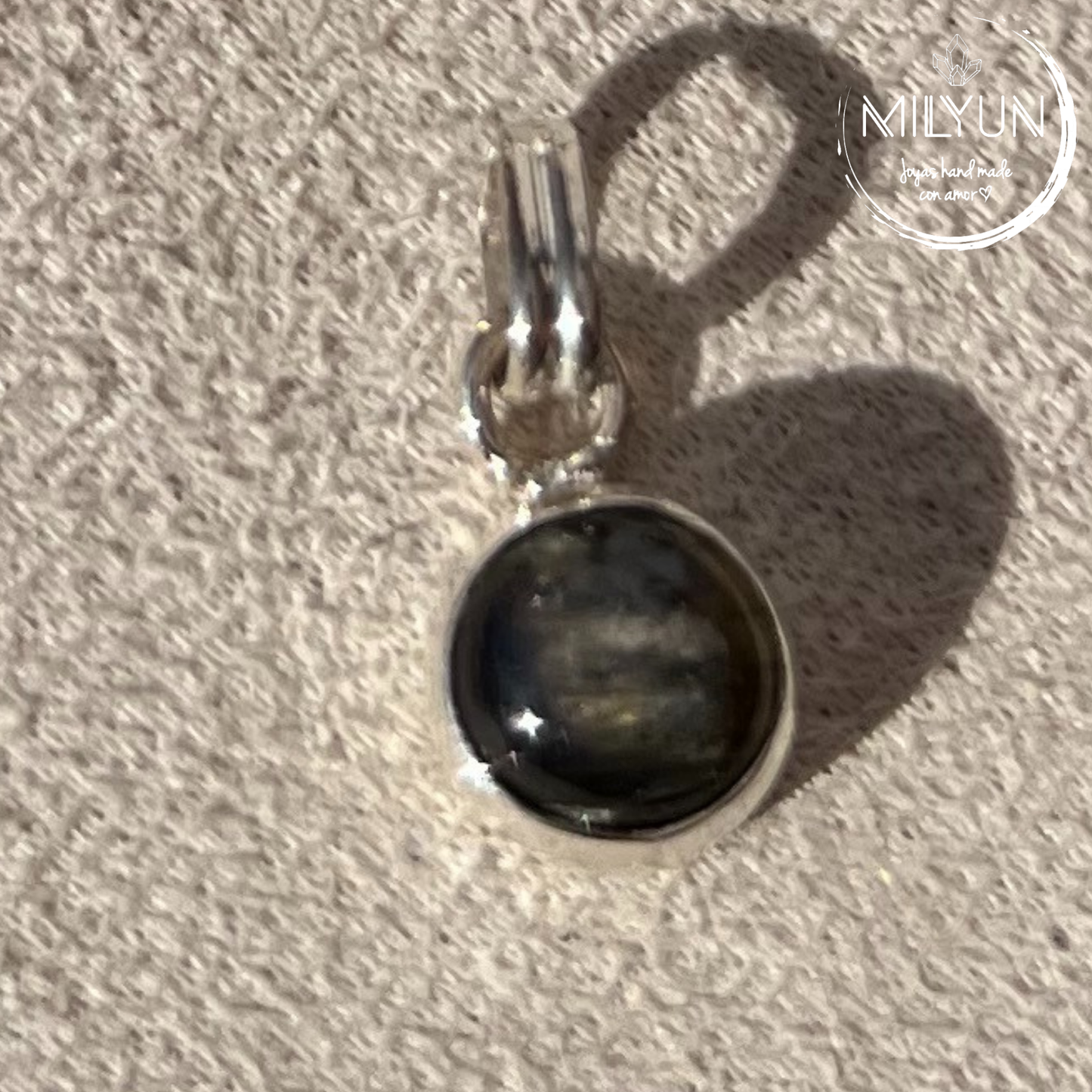 Dije simple de plata de 980 disponible en diversos minerales.