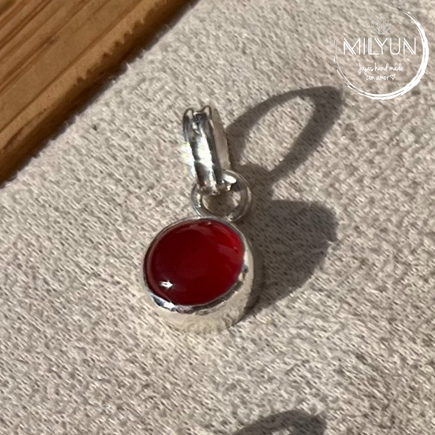 Dije simple de plata de 980 disponible en diversos minerales.