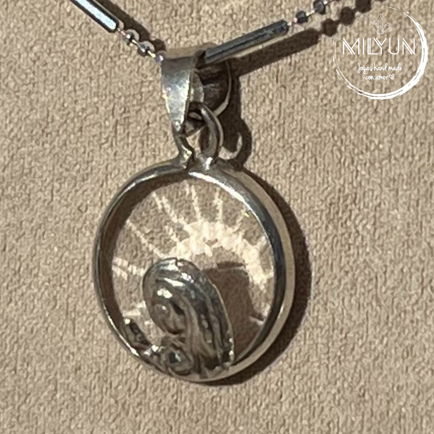 Medalla Virgen Niña de plata 925 con cristal de cuarzo facetado.