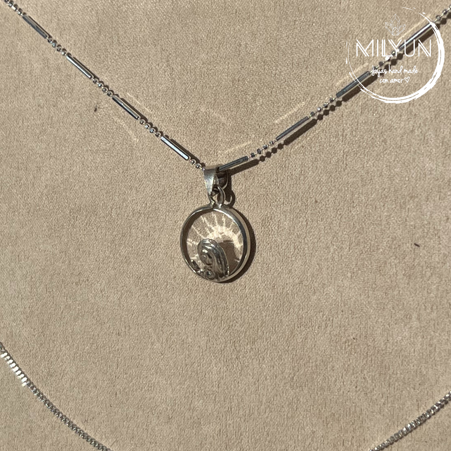 Medalla Virgen Niña de plata 925 con cristal de cuarzo facetado.