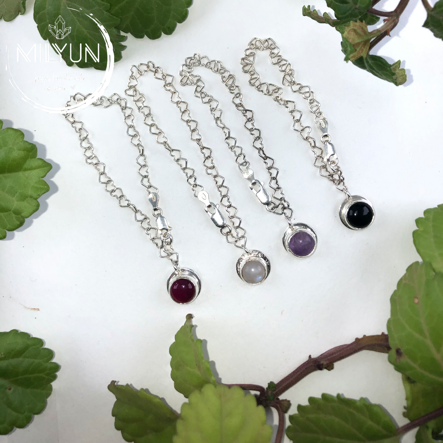 Pulsera de Corazón con detalle de piedras naturales.