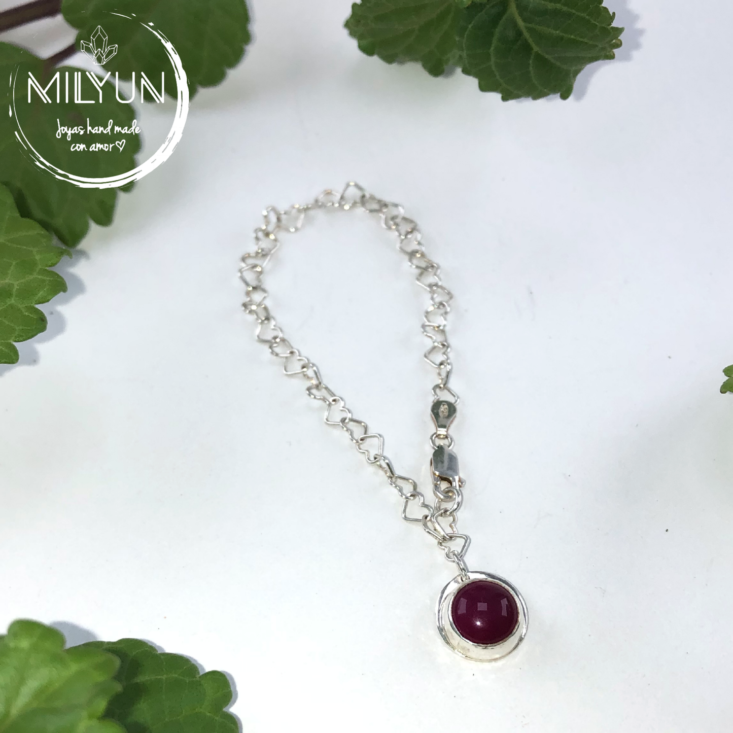 Pulsera de Corazón con detalle de piedras naturales.