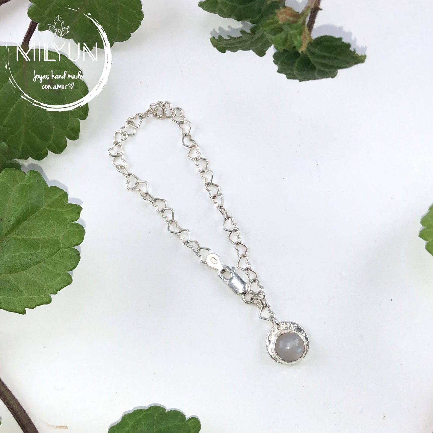 Pulsera de Corazón con detalle de piedras naturales.