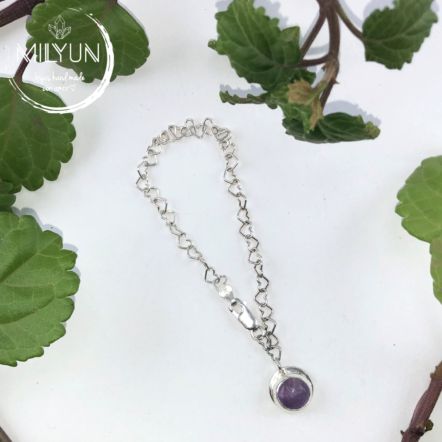 Pulsera de Corazón con detalle de piedras naturales.